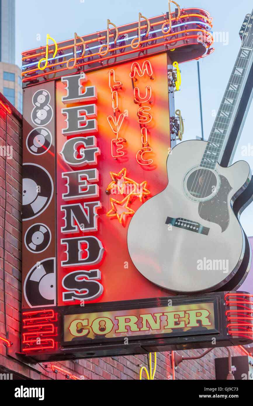 Die Leuchtreklame über dem Eingang zu Legenden Ecke in Nashville, Tennessee. Stockfoto