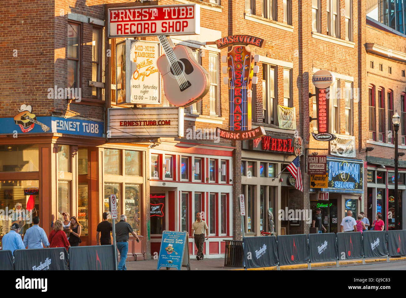 Honky Tonk Bars und Geschäfte am lower Broadway in Nashville, Tennessee. Stockfoto