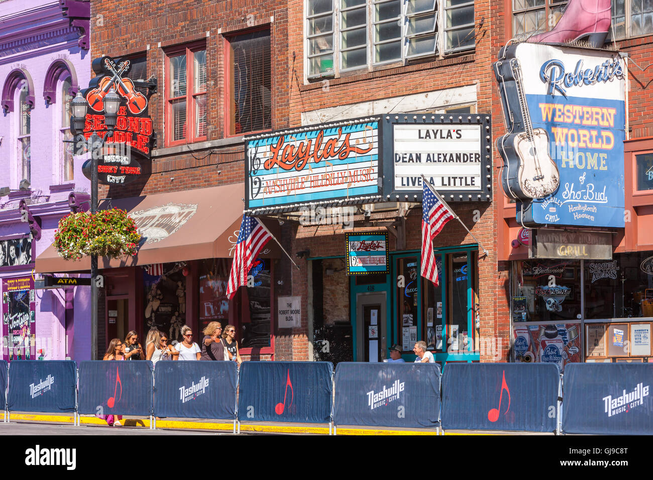Honky Tonk Bars, darunter Roberts westlichen Welt und Layla am lower Broadway in Nashville, Tennessee. Stockfoto
