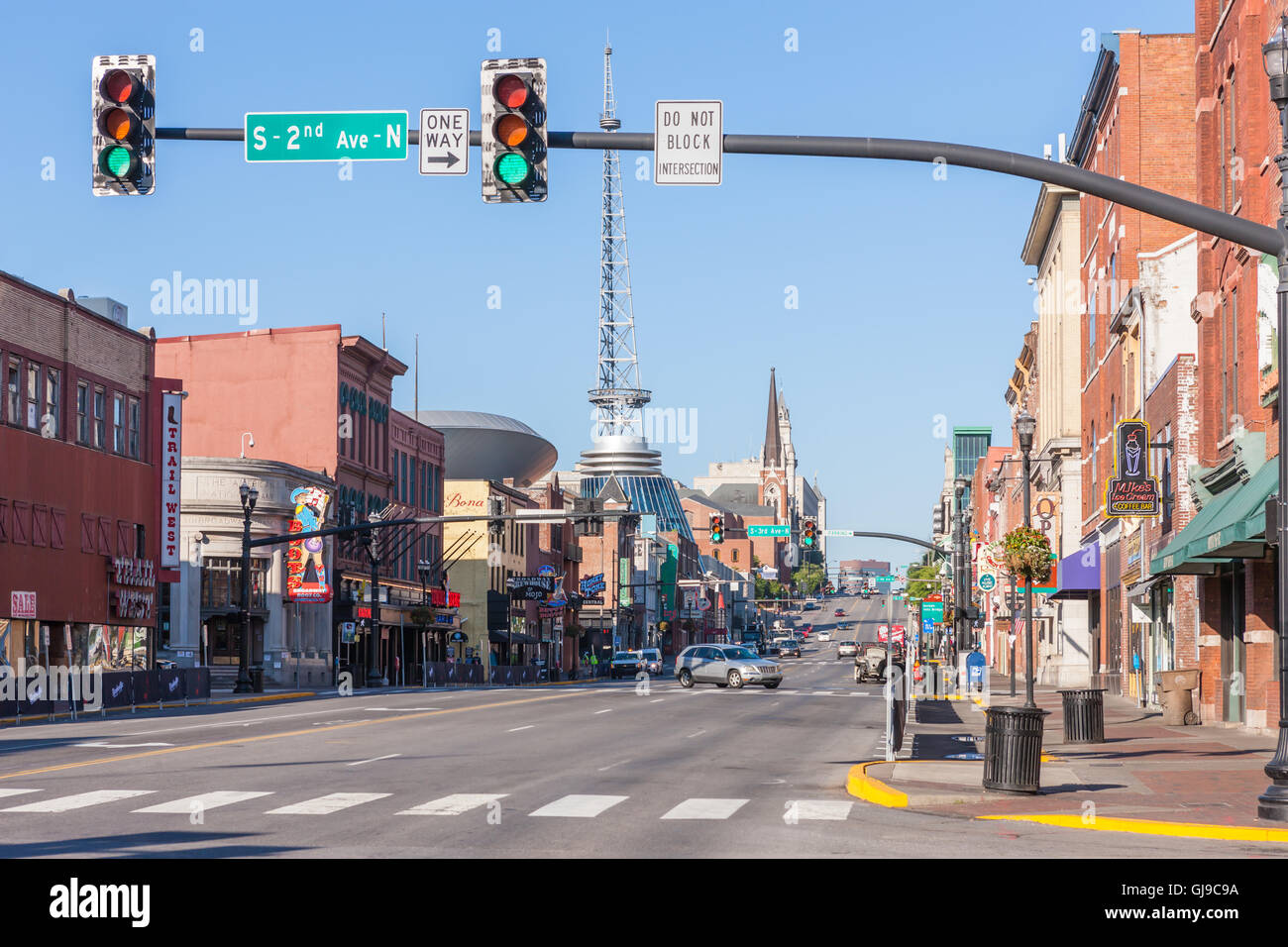 Ein am frühen Morgen Blick hinunter Broadway im historischen Bezirk von Nashville, Tennessee. Stockfoto