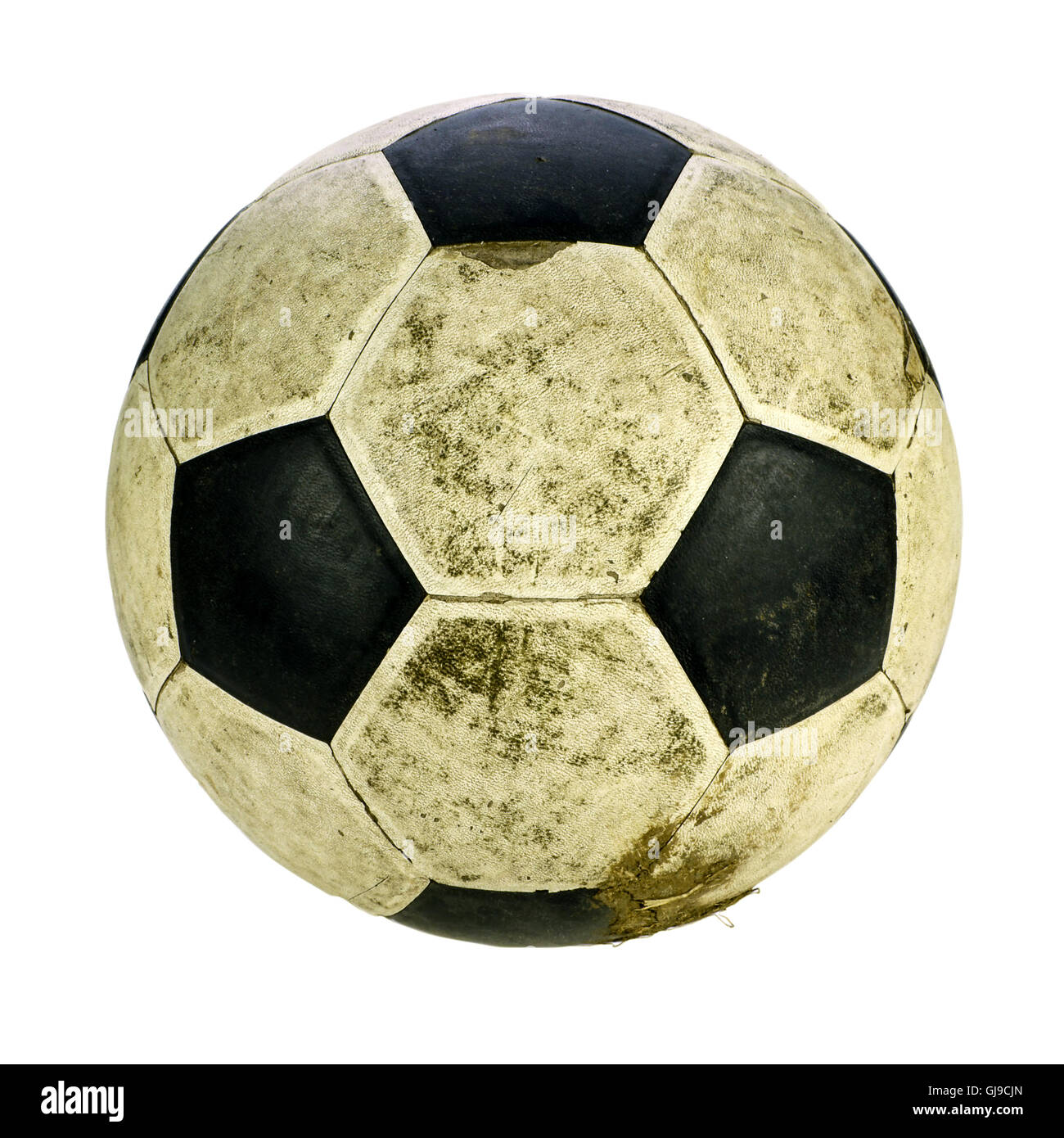 Schäbige Fußball isoliert auf weißem Hintergrund mit Beschneidungspfad. Stockfoto