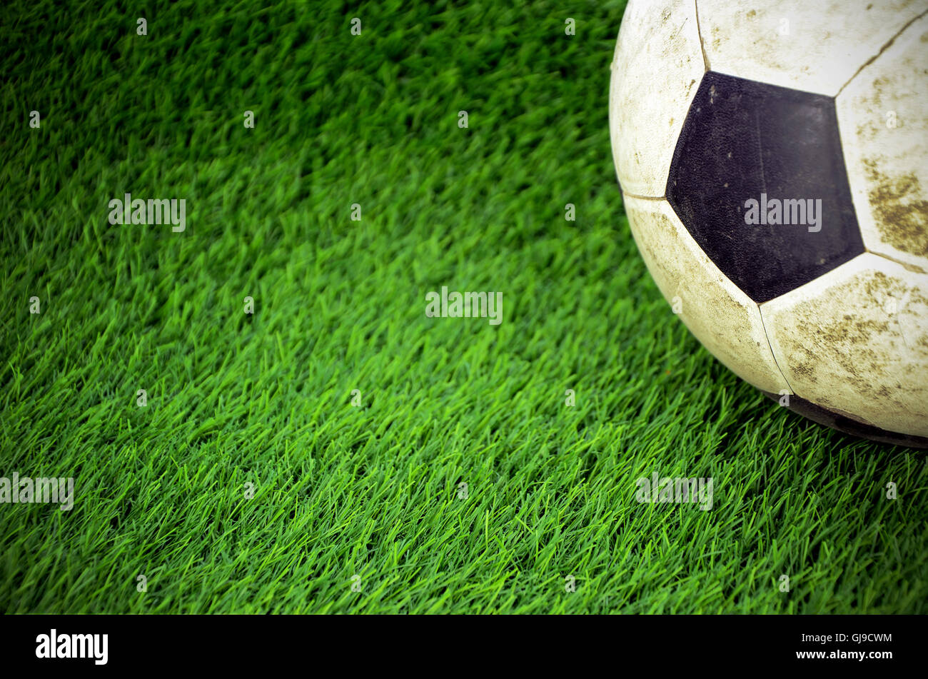 Schäbige Fußball auf Kunstrasen-Feld. Stockfoto