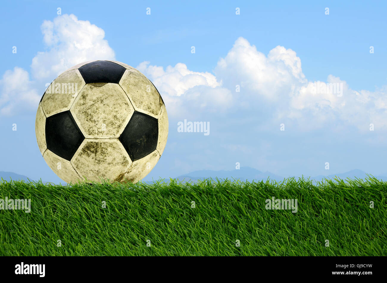 Schäbige Fußball auf Kunstrasen-Feld. Stockfoto