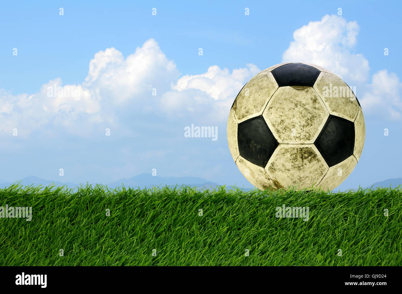 Schäbige Fußball auf Kunstrasen-Feld. Stockfoto