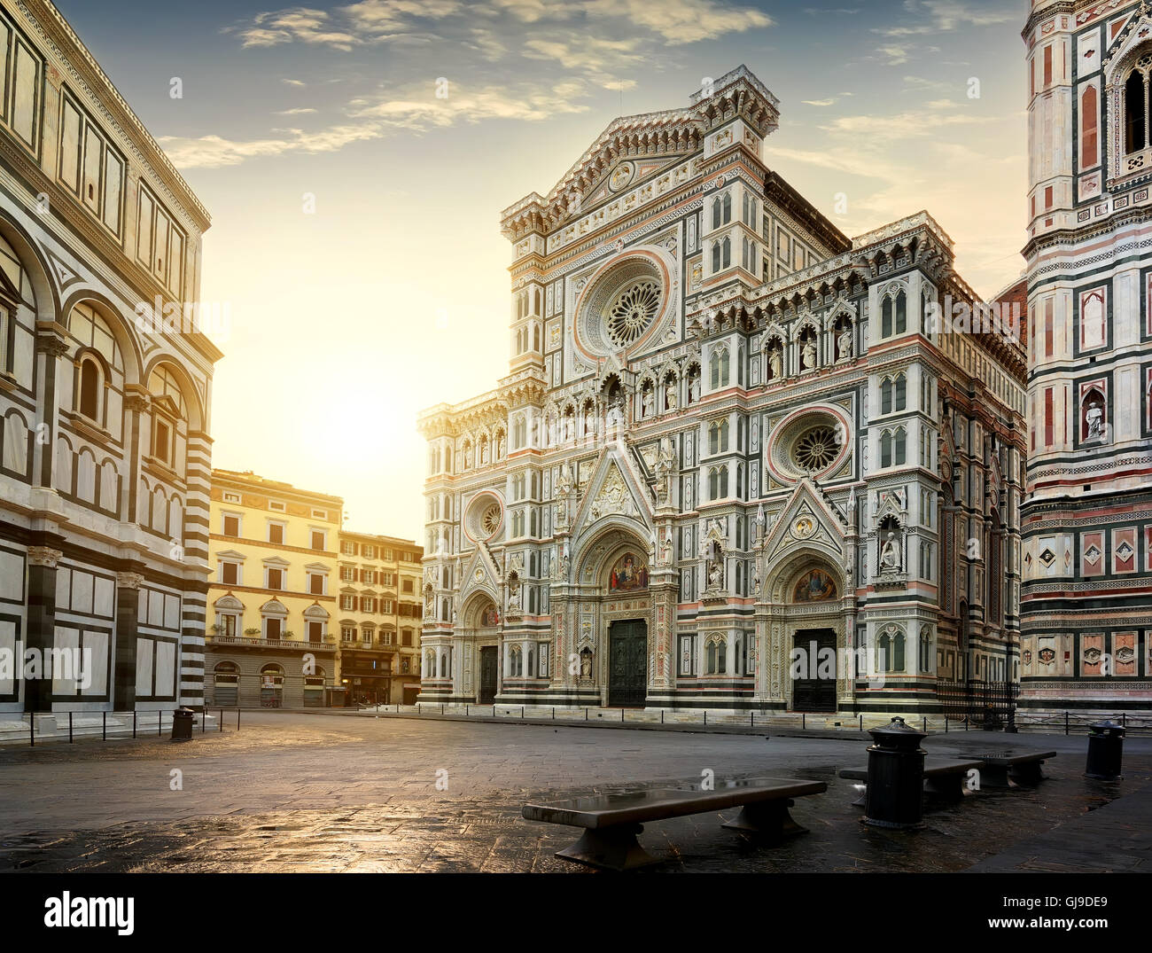 Fassade des berühmten Basilika in Florenz bei Sonnenaufgang Stockfoto