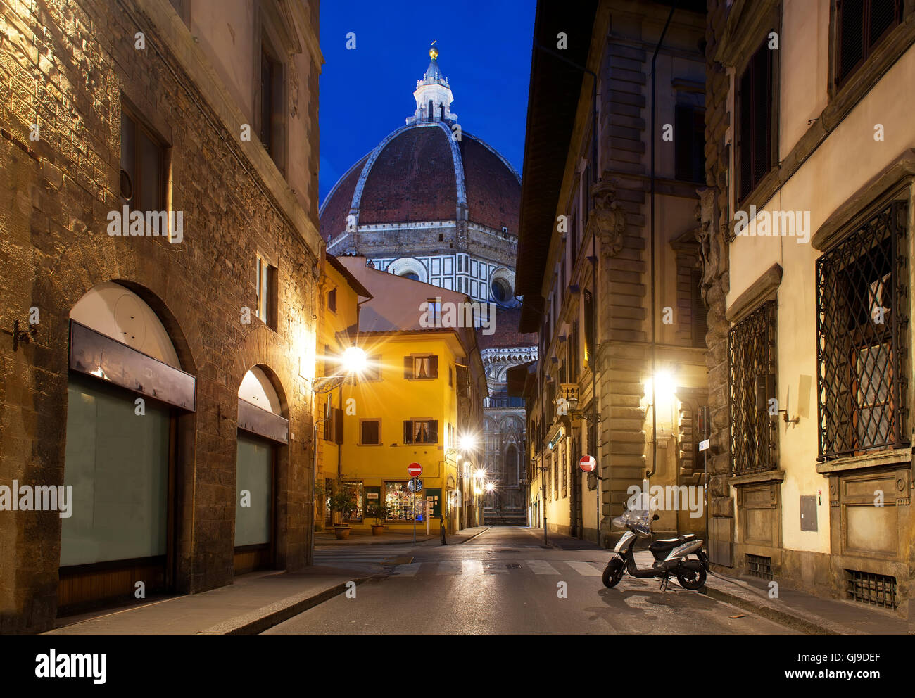 Straße von Florenz und der berühmten Kathedrale in den frühen Morgenstunden Stockfoto