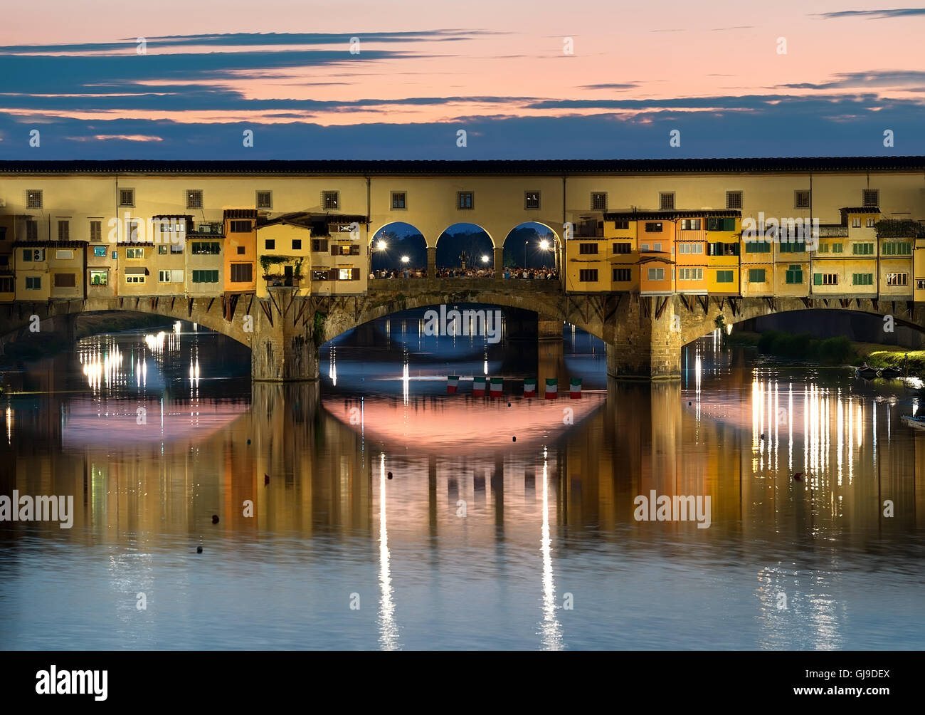 Berühmte Brücke von Florenz am Abend Stockfoto