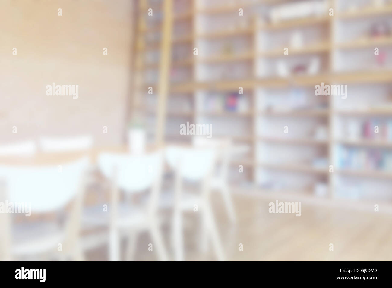 Weichzeichnen Sie weiße Wohnzimmer Hintergrund mit warmem Licht. Stockfoto