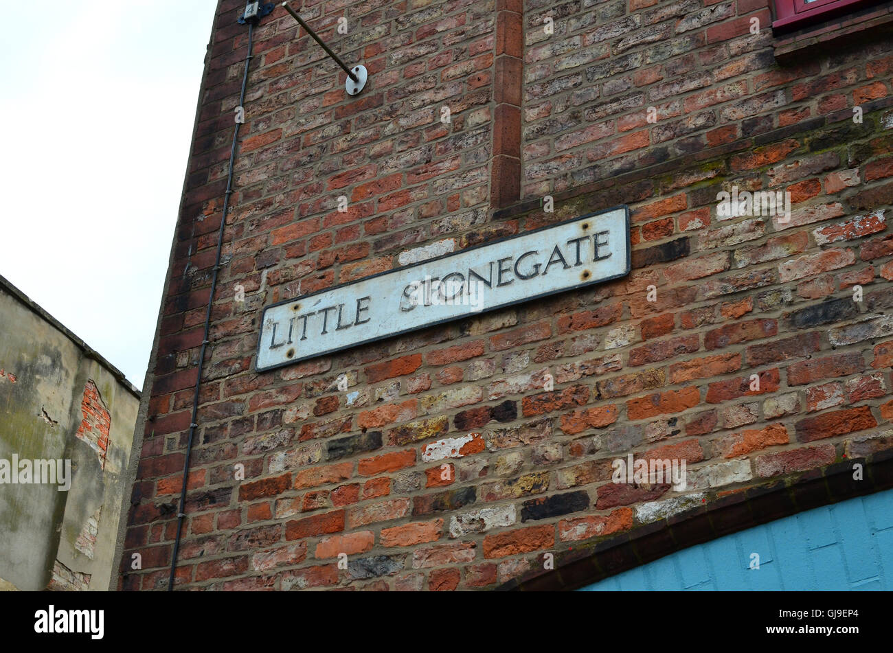 Wenig Stonegate, York, UK - antiken mittelalterlichen gepflasterten Straße und Geschäfte in der Innenstadt Stockfoto