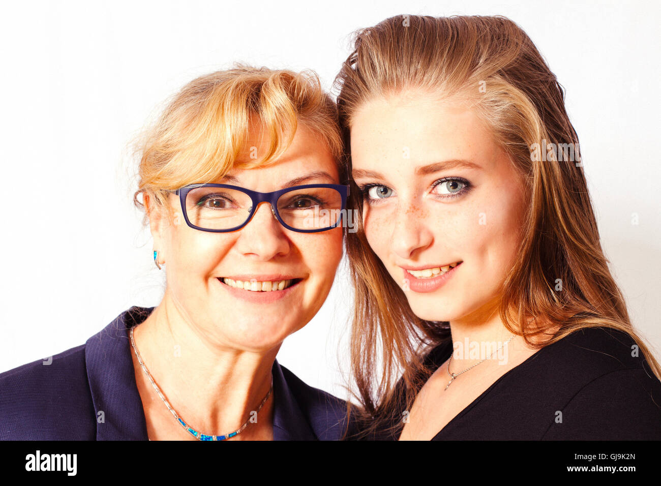 Porträt von schönen blonden Mädchen mit Mutter, Nahaufnahme Stockfoto
