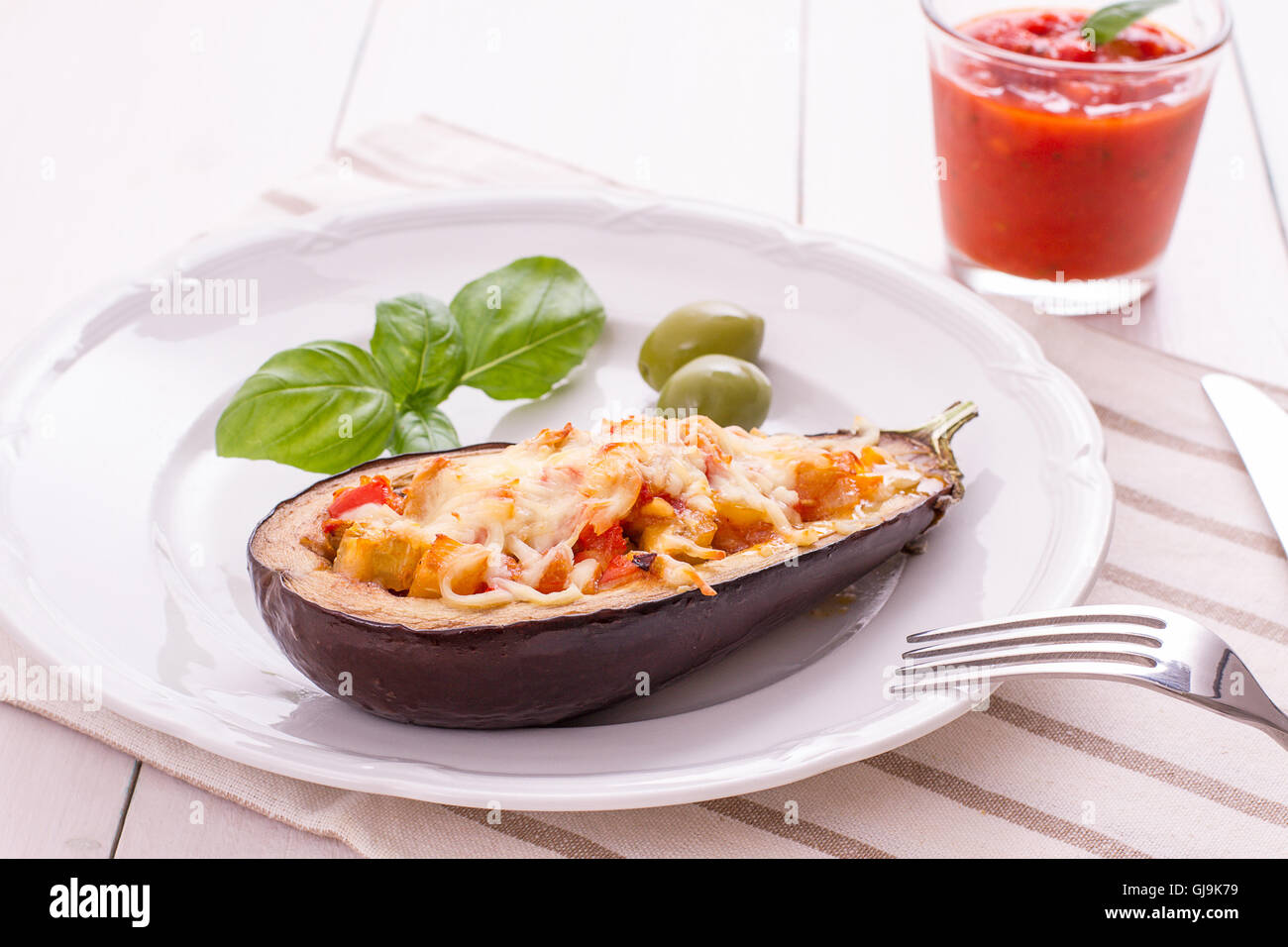 Gegrilltes und gefüllte Auberginen halbieren, Nahaufnahme, horizontal Stockfoto