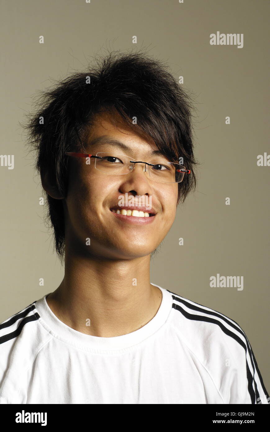 Junge asiatische Mann lächelnd Stockfoto