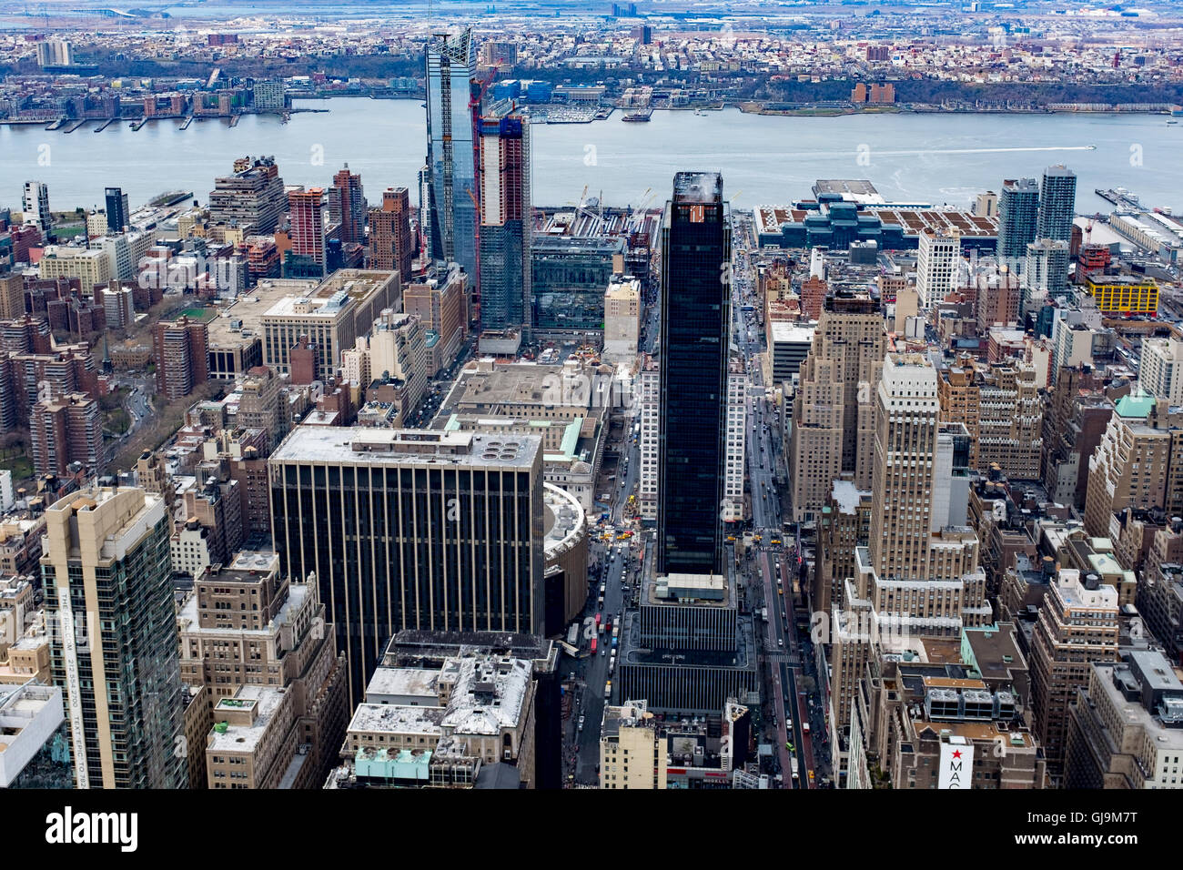 New York City USA Aussicht vom Empire State Gebäude mit Blick auf den Hudson River entlang W 34th Street. Stockfoto
