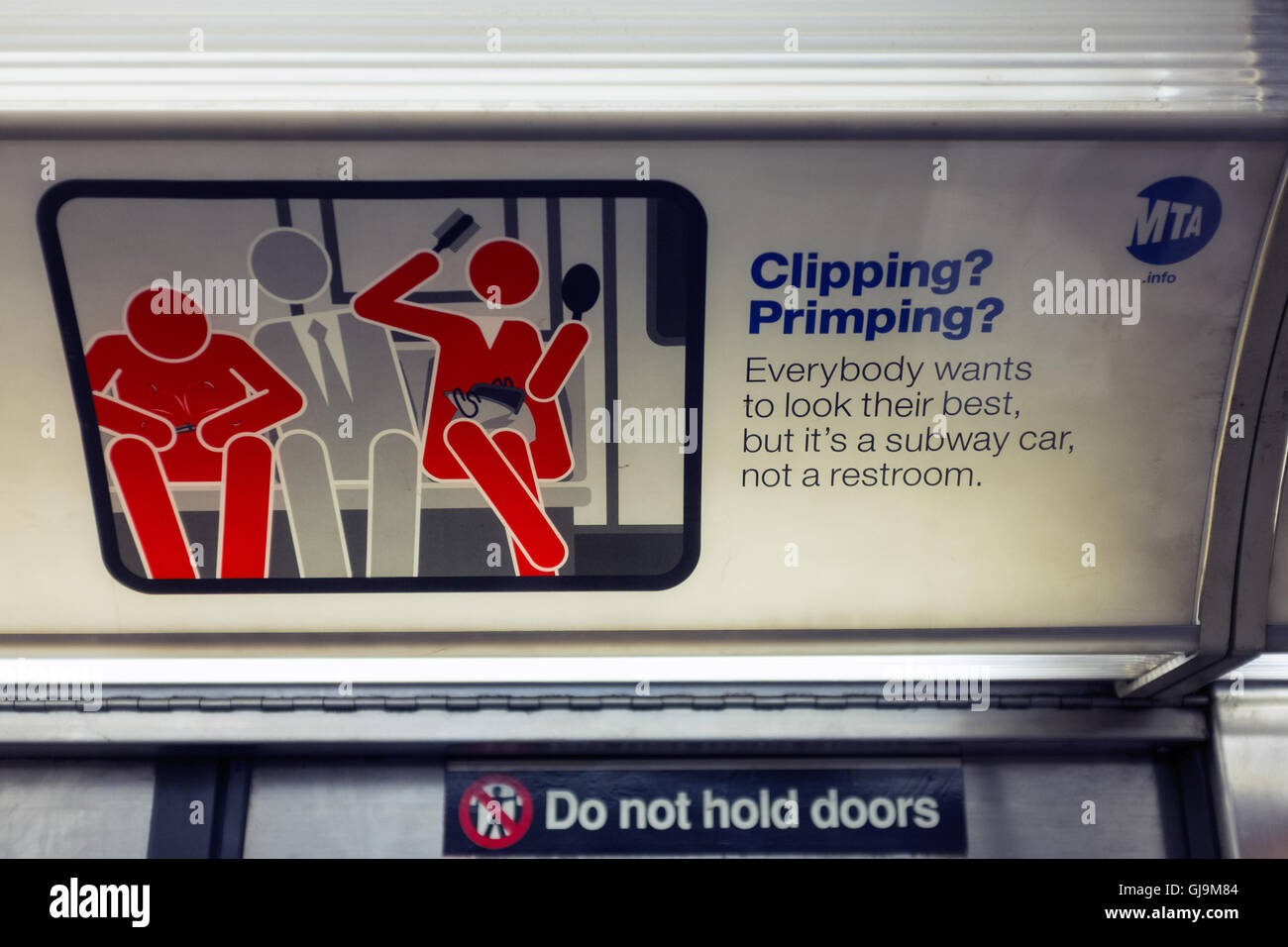 New York City USA Schild an der New Yorker u-Bahn gegen unsoziales Verhalten, in diesem Fall in der Öffentlichkeit zu putzen. Stockfoto