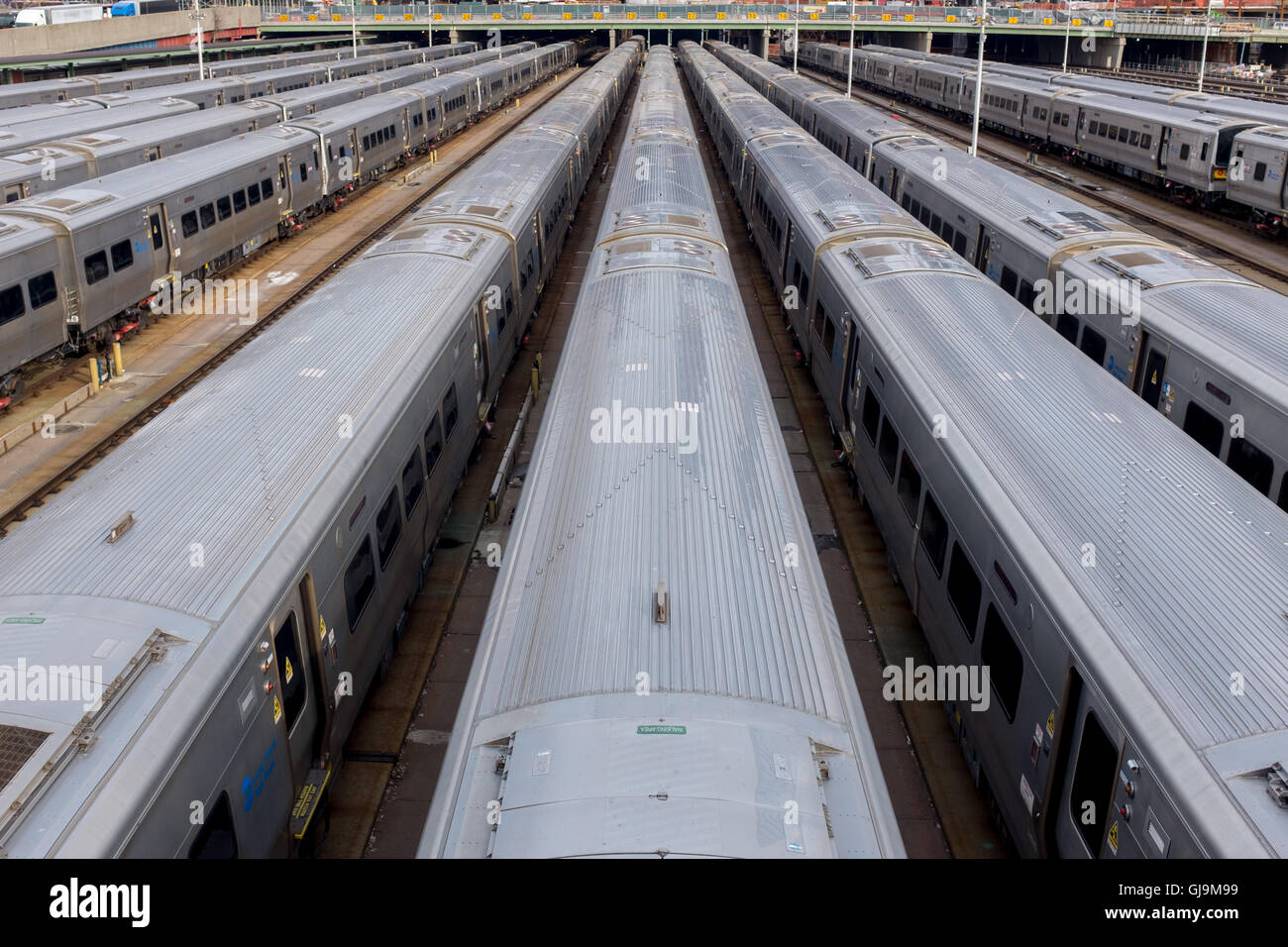 New York City USA Personenzüge aufgereiht am 34th Street Hudson Yards Stockfoto
