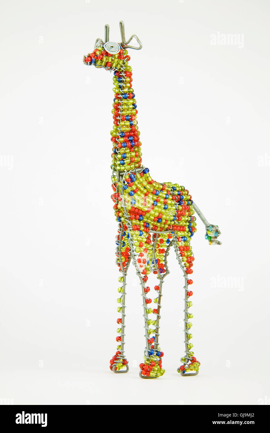Verdrahtet und Perlen afrikanischen Tier Handwerk einer Giraffe isoliert auf einem Stockfoto