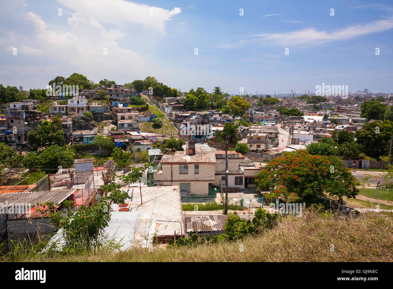 Einen erhöhten Blick auf die Gemeinde Regla mit der Innenstadt von Havanna in der Ferne. Kuba. Stockfoto