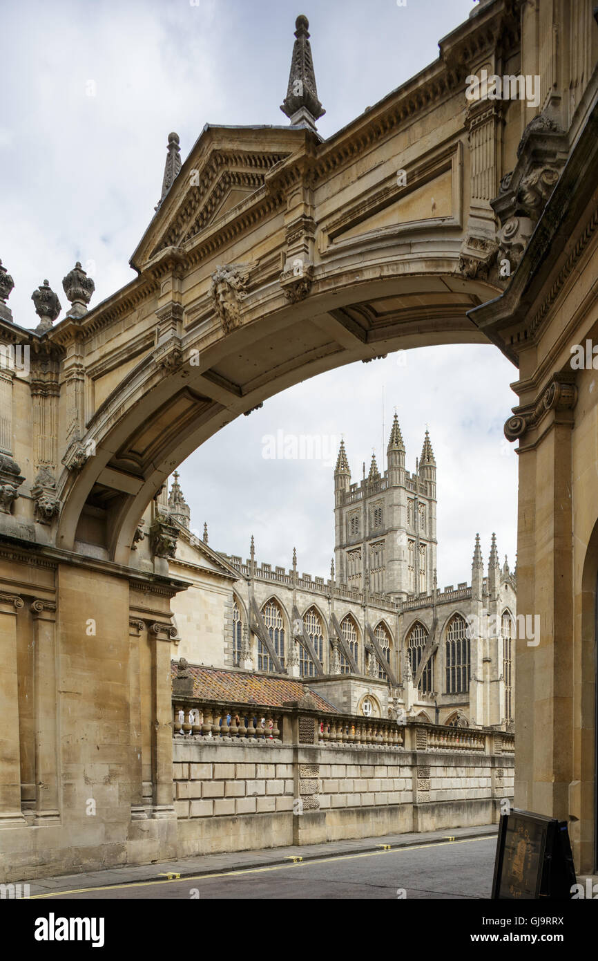 Bath Abbey betrachtet durch den palladianischen Bogen in York Street Stockfoto