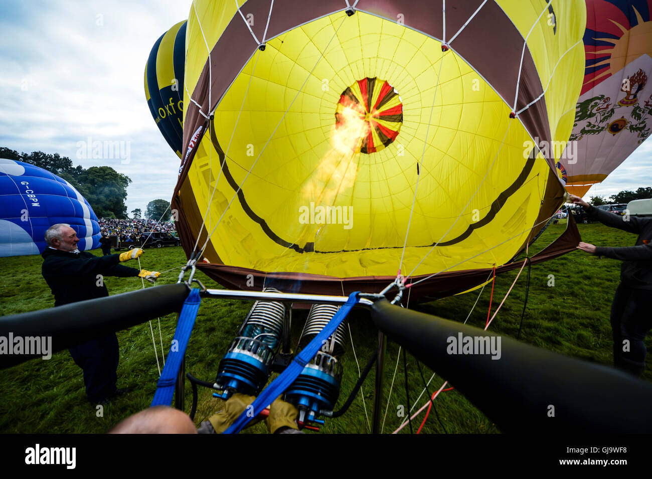 Pilot bläst eines Heißluftballons in Vorbereitung für Lift off an der Bristol International Balloon Fiesta, Ashton Gericht Estate. Stockfoto