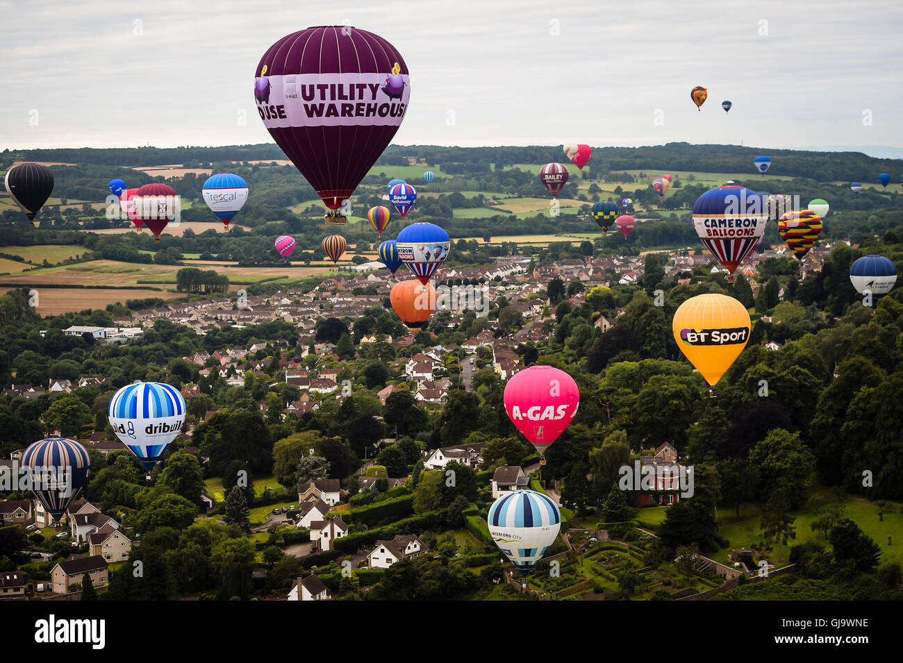 Heißluftballons fliegen über dem Ashton Gericht Nachlass nach dem Start in einem Masse Aufstieg an der Bristol International Balloon Fiesta. Stockfoto