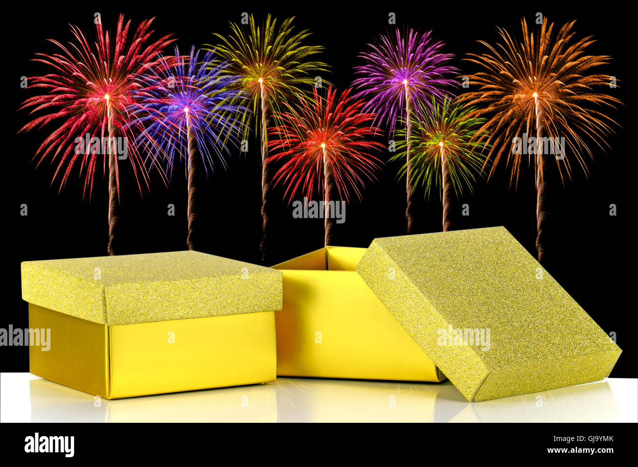Luxus-Geschenk-Box auf Feuerwerk Hintergrund mit Beschneidungspfad isoliert. Stockfoto