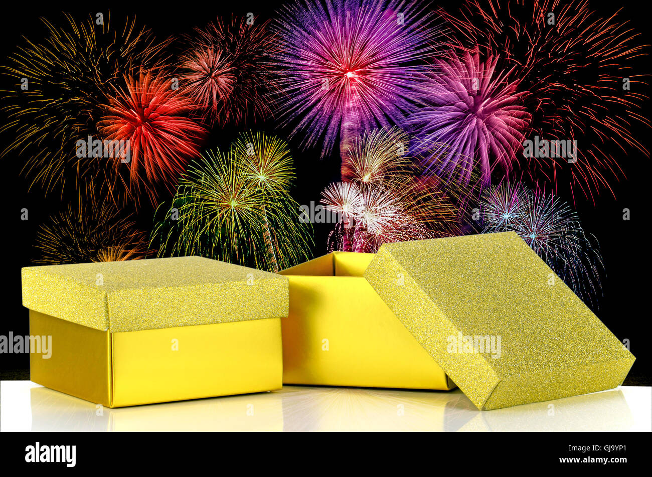 Luxus-Geschenk-Box auf Feuerwerk Hintergrund mit Beschneidungspfad isoliert. Stockfoto