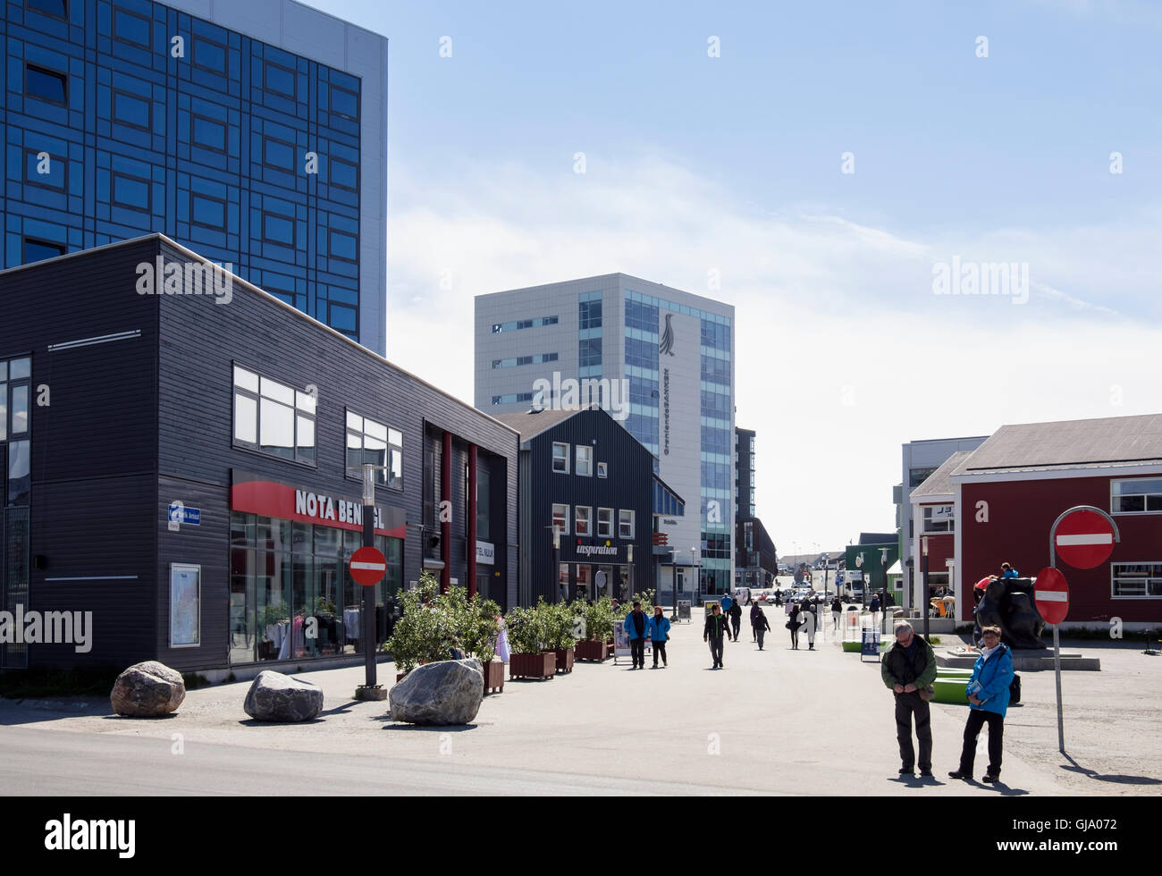 Straßenszene mit Nota Bene Radio Gebäude und moderne Geschäfte im Stadtteil Einzelhandel. Imaneq, Nuuk, Sermersooq, Grönland Stockfoto