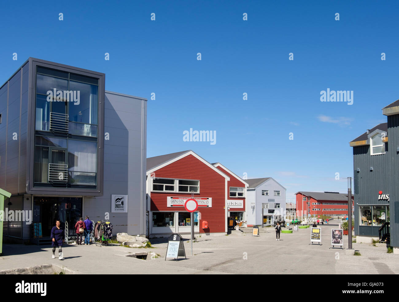 Straßenszene mit modernen Geschäften im Stadtteil Einzelhandel in Sermersooq, Imaneq, Nuuk, Grönland Stockfoto