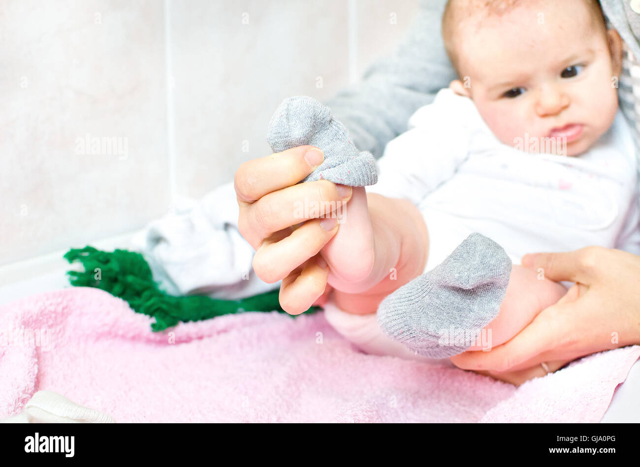 graue Socken an Baby Neugeborenen gestellt Stockfoto