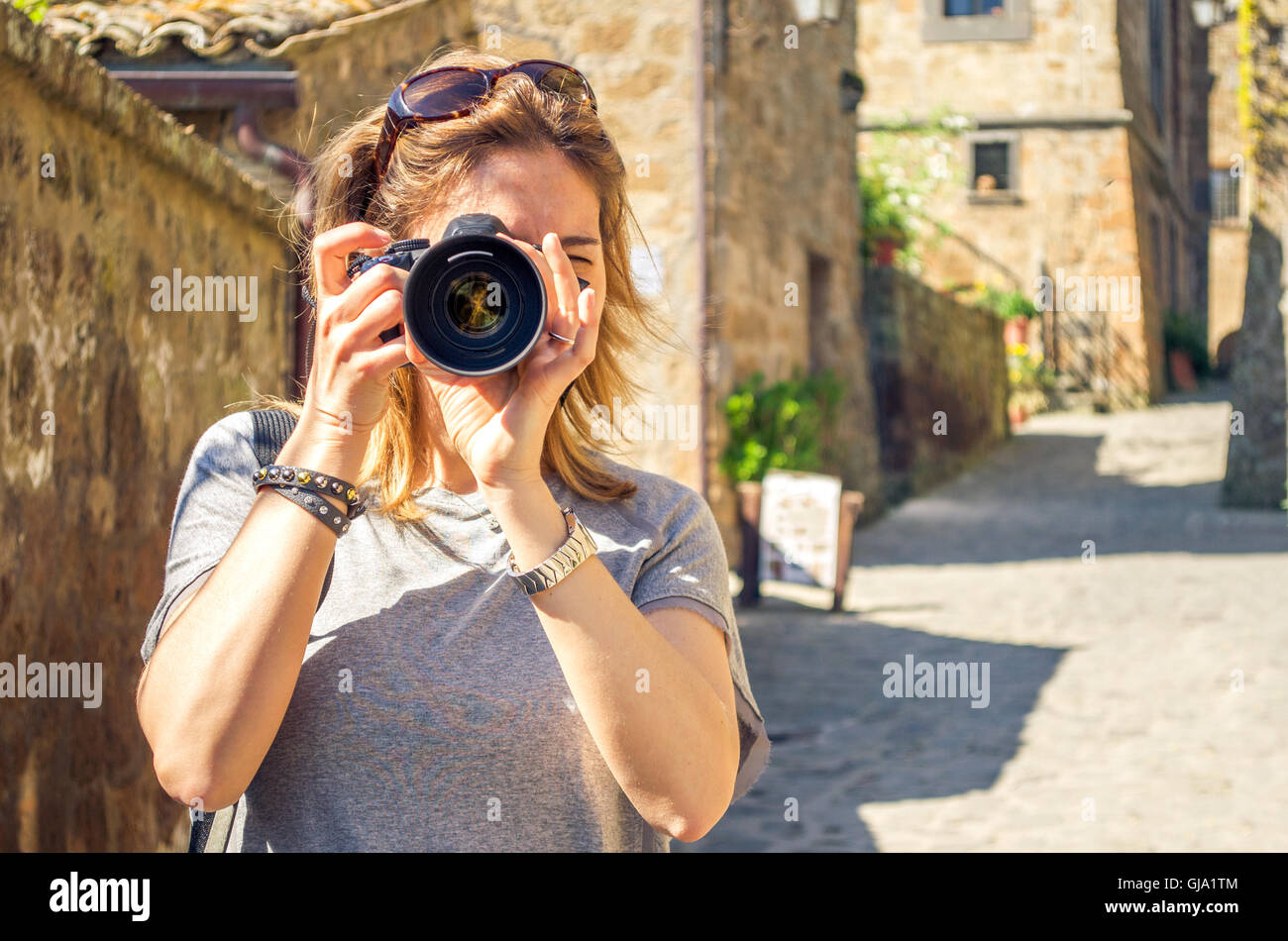 Touristen fotografieren kleines italienisches Dorfstraße Stockfoto