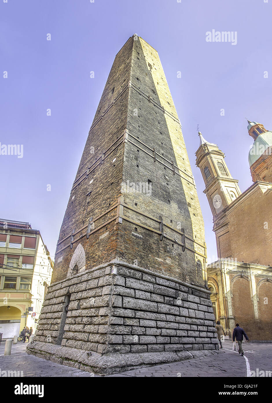 Der Turm Garisenda in Bologna von der Straßenebene Stockfoto