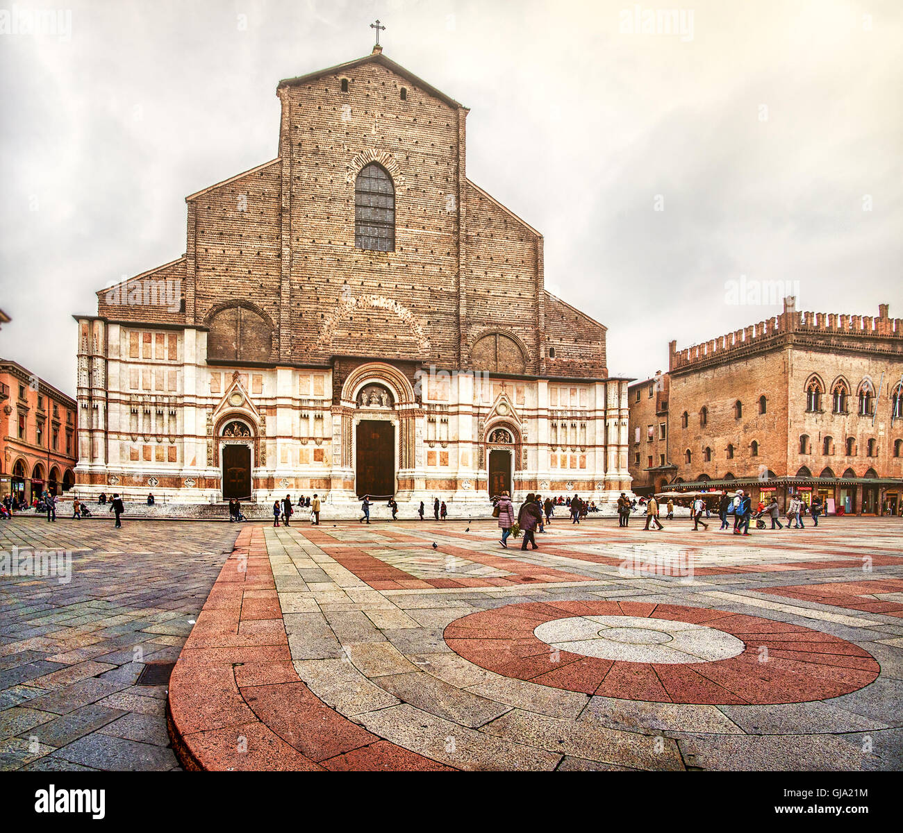 Bologna, Italien San Petronio Basilika Fassade Crescentone Bodenbelag Piazza Maggiore Stockfoto