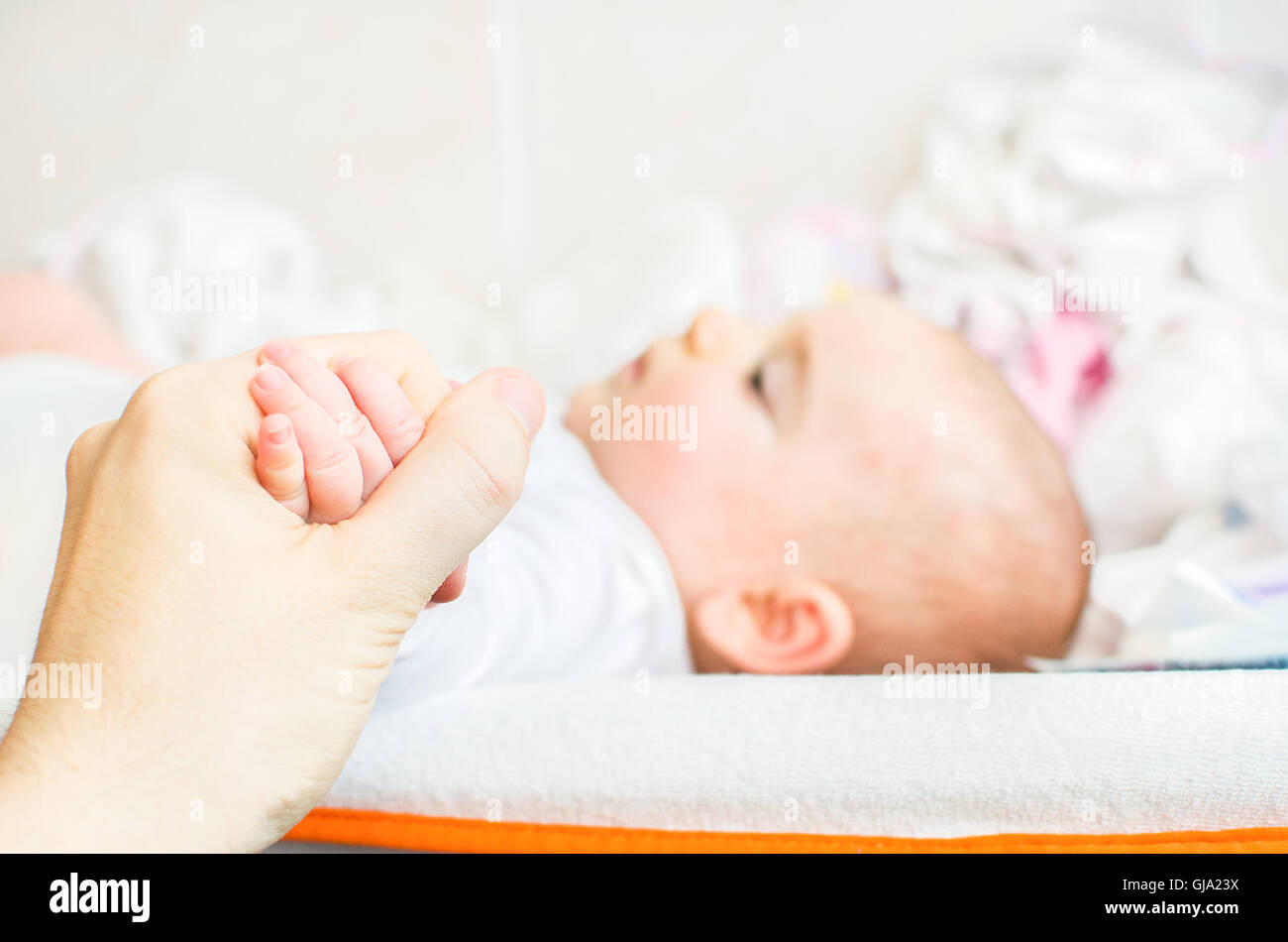 halten Sie Hand neugeborenes Baby Tabelle Eltern Liebe ändern Stockfoto