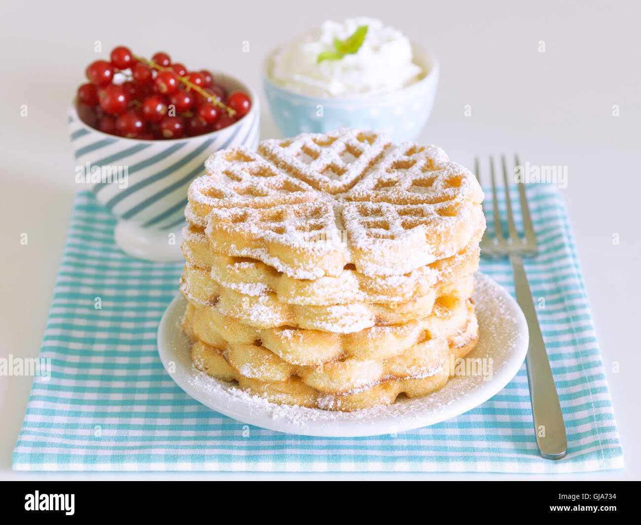 Waffeln mit Sahne und Johannisbeeren Stockfoto