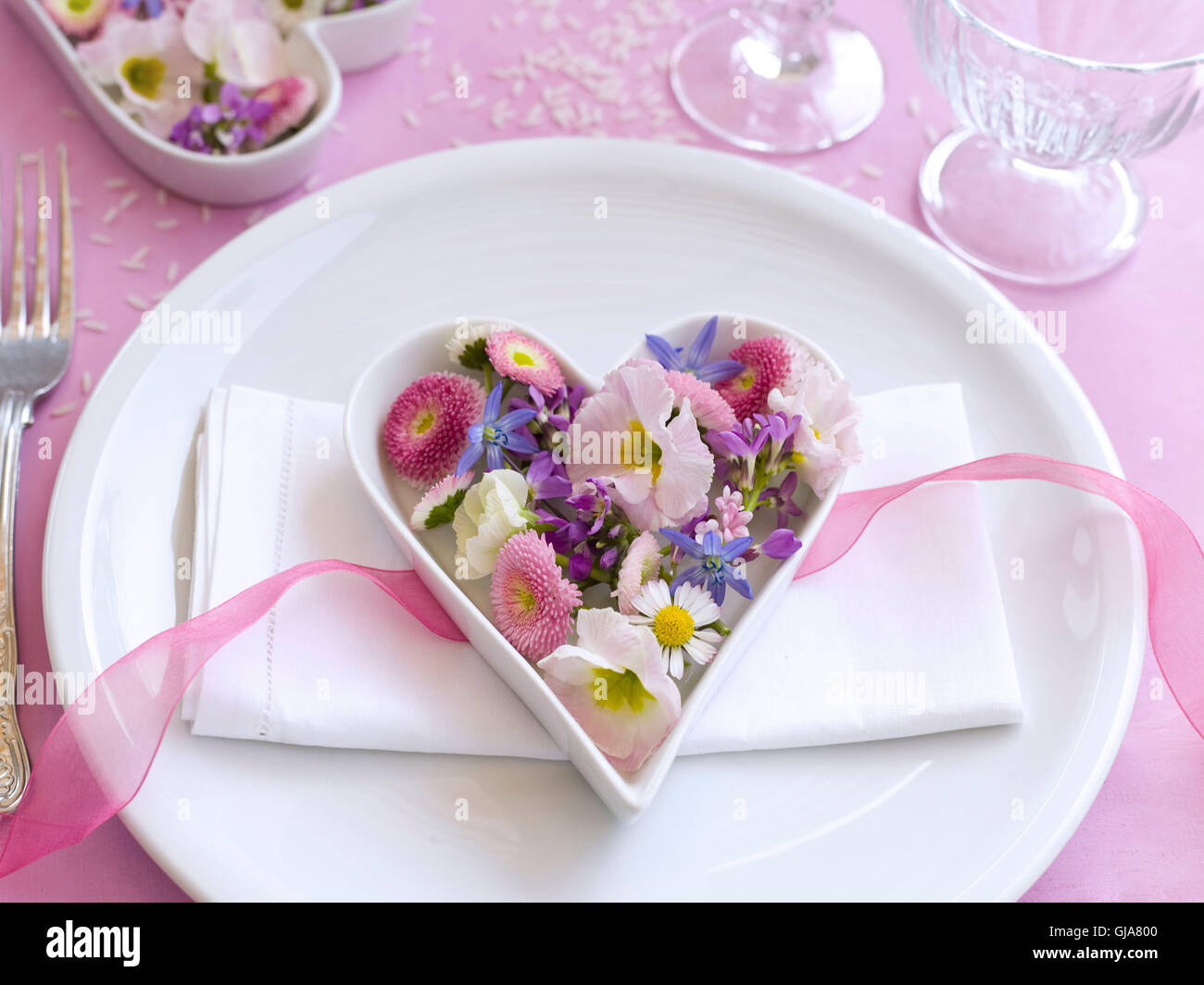 Tischdekorationen, Hochzeit, Herzen, Blüten Stockfoto