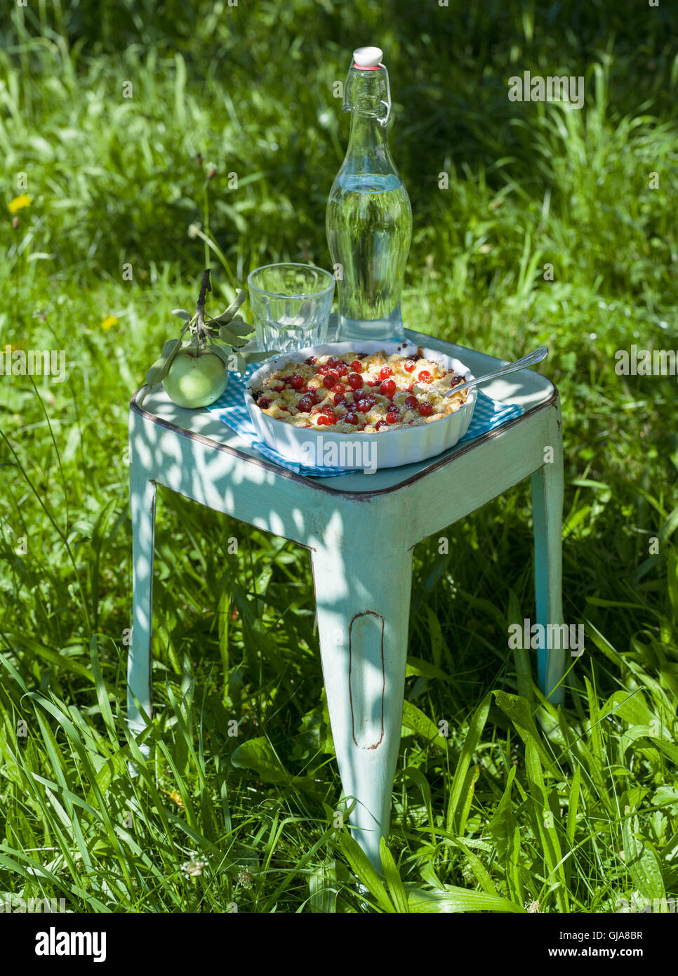 Garten-Hocker mit Krümel Kuchen mit Strömungen Stockfoto