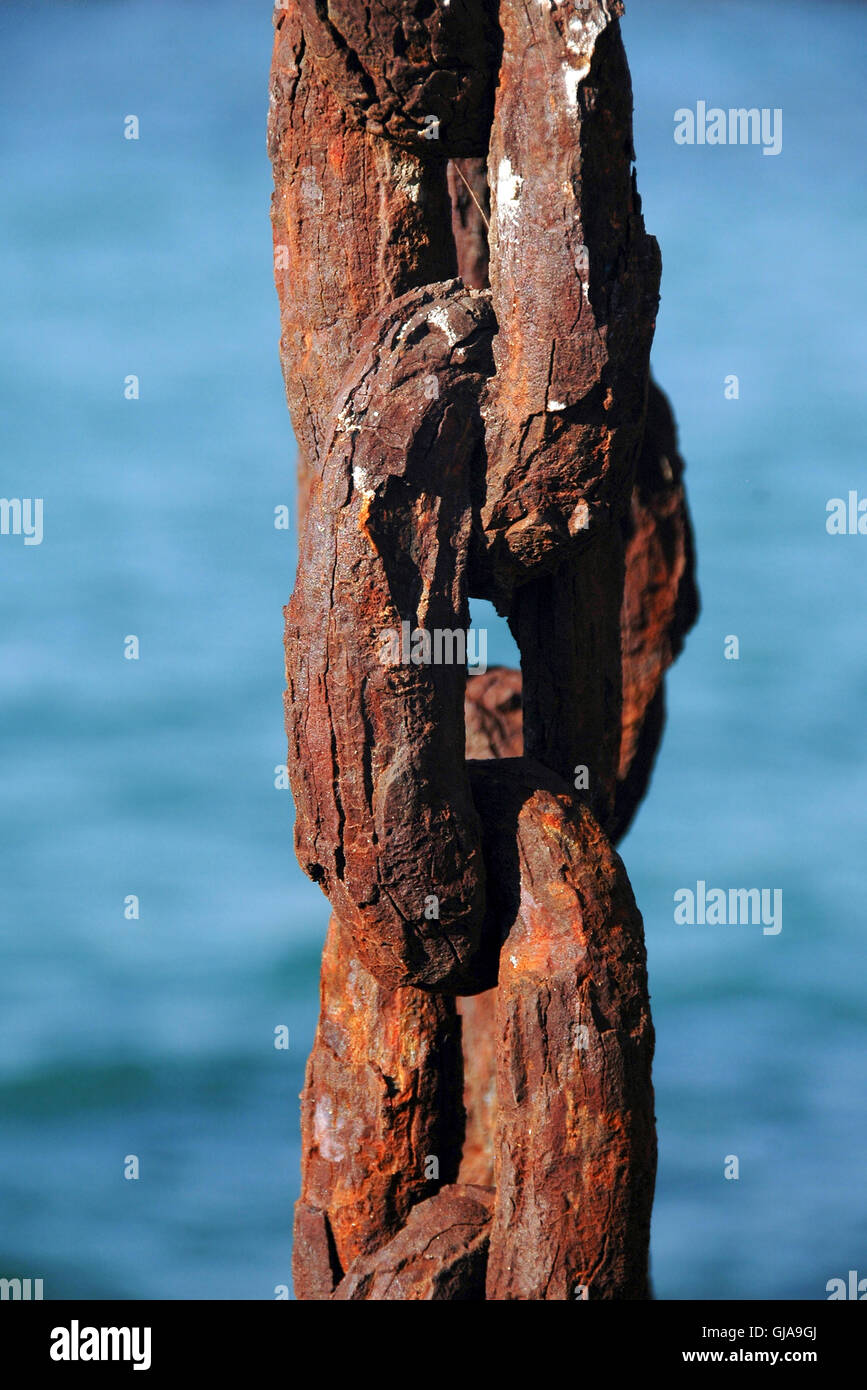 Alten rostigen Anker Kette blaue Ozean Hintergrund Stockfoto