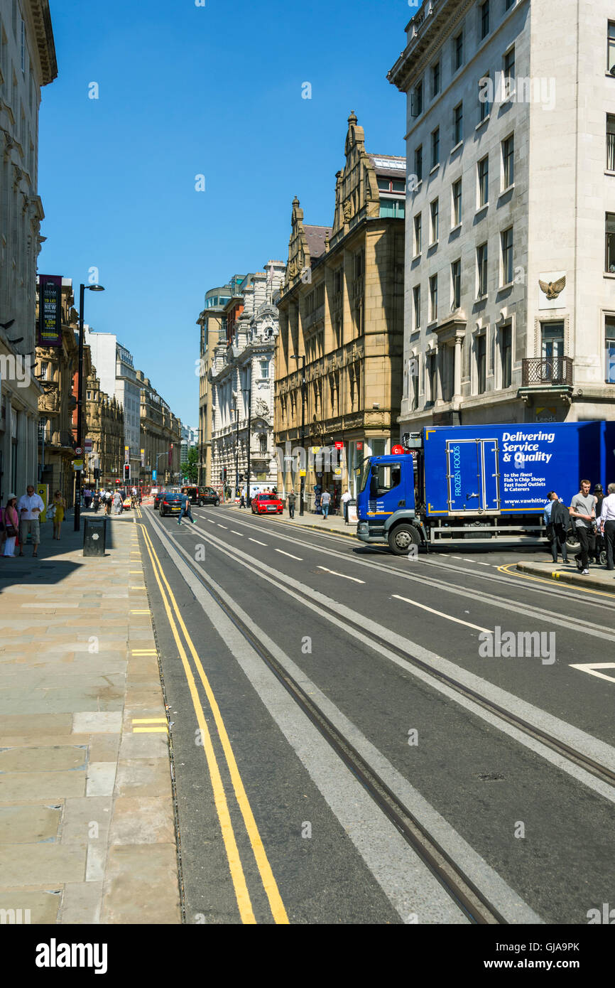 Neu verlegten Straßenbahngleisen entlang Cross Street, Manchester, England, UK, beim Bau der 2. Linie durch die Innenstadt. Stockfoto