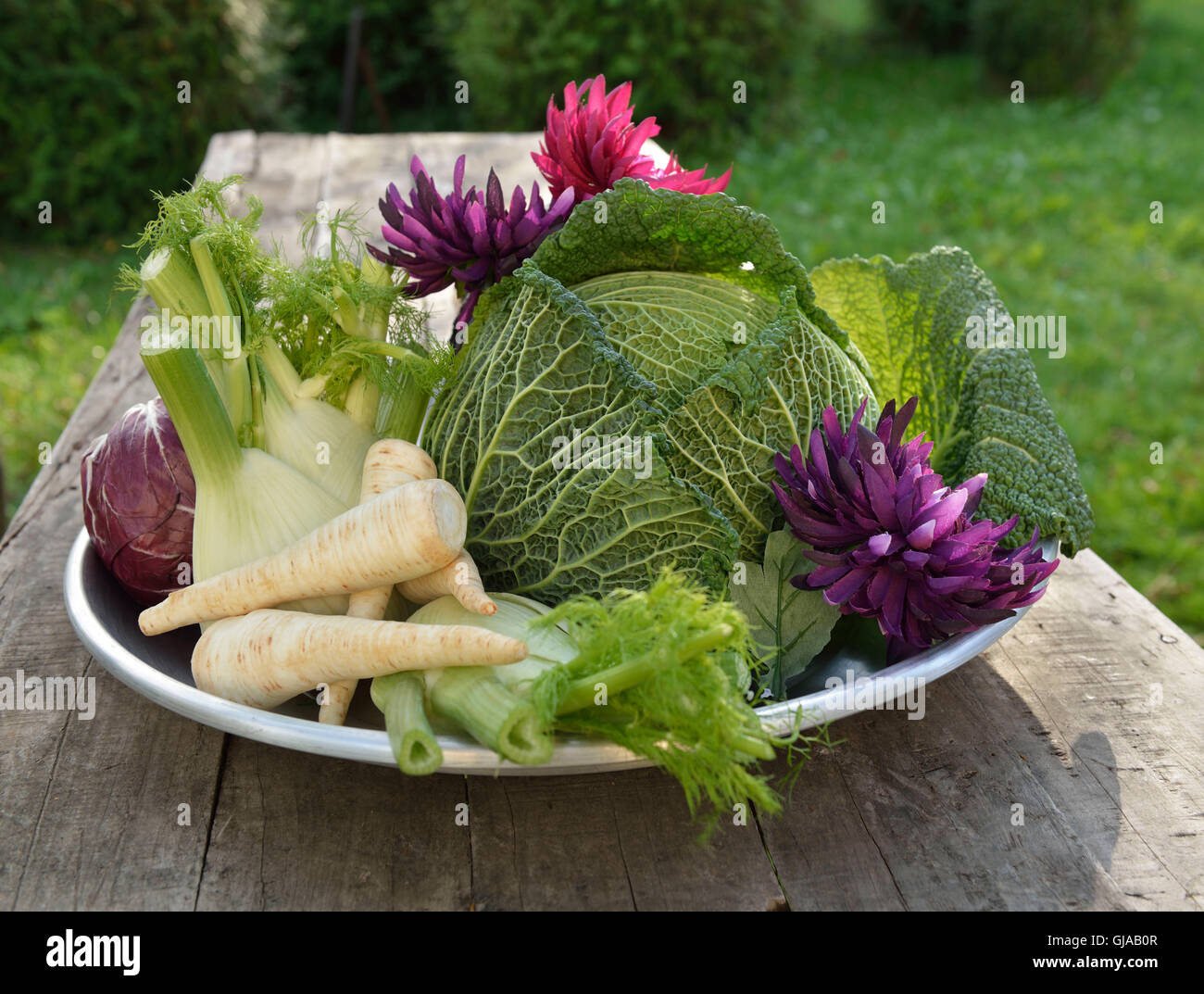 Bowle voller Gemüse mit Müttern Stockfoto