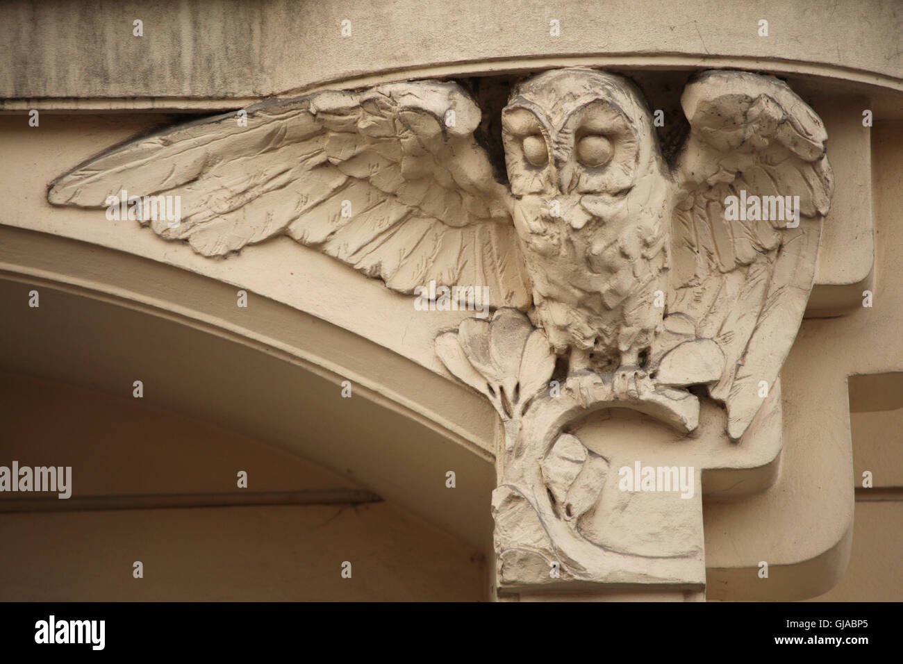 Eule auf Einnahmen Jugendstilhaus in Bubenecska Straße im Stadtteil Bubeneč in Prag, Tschechische Republik dargestellt. Stockfoto