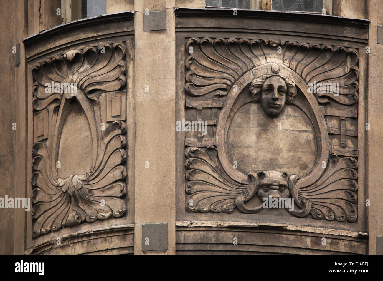 Jugendstil-Maskaron am Umsatz Haus in Cechova Straße im Stadtteil Bubeneč in Prag, Tschechien. Die Umsatz-Haus, entworfen von tschechischen Architekten Vaclav Reznicek 1909 erbaut wurde. Stockfoto