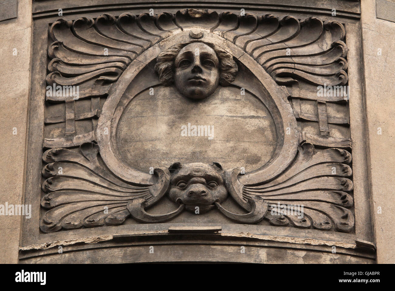 Jugendstil-Maskaron am Umsatz Haus in Cechova Straße im Stadtteil Bubeneč in Prag, Tschechien. Die Umsatz-Haus, entworfen von tschechischen Architekten Vaclav Reznicek 1909 erbaut wurde. Stockfoto