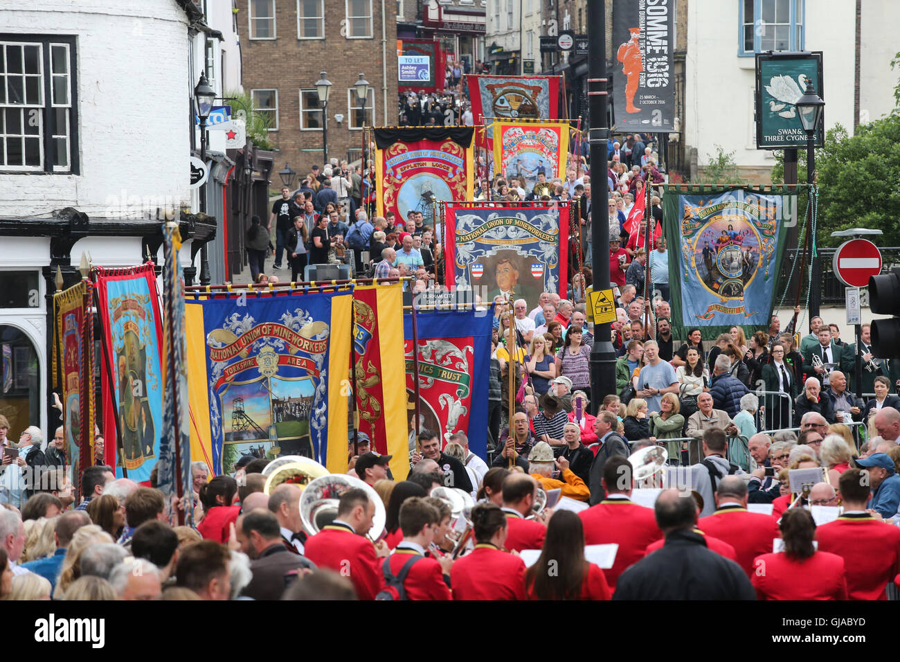 Die Prozession der Banner und Bands machen es Weg, obwohl Durham während der Durham Bergarbeiter Gala in County Durham, Großbritannien. Die Gala ich Stockfoto