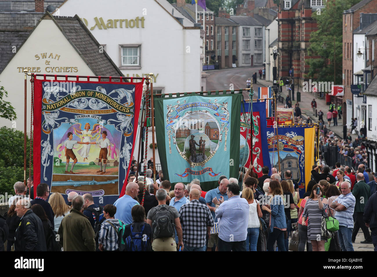 Die Prozession der Banner und Bands machen es Weg, obwohl Durham während der Durham Bergarbeiter Gala in County Durham, Großbritannien. Die Gala ich Stockfoto