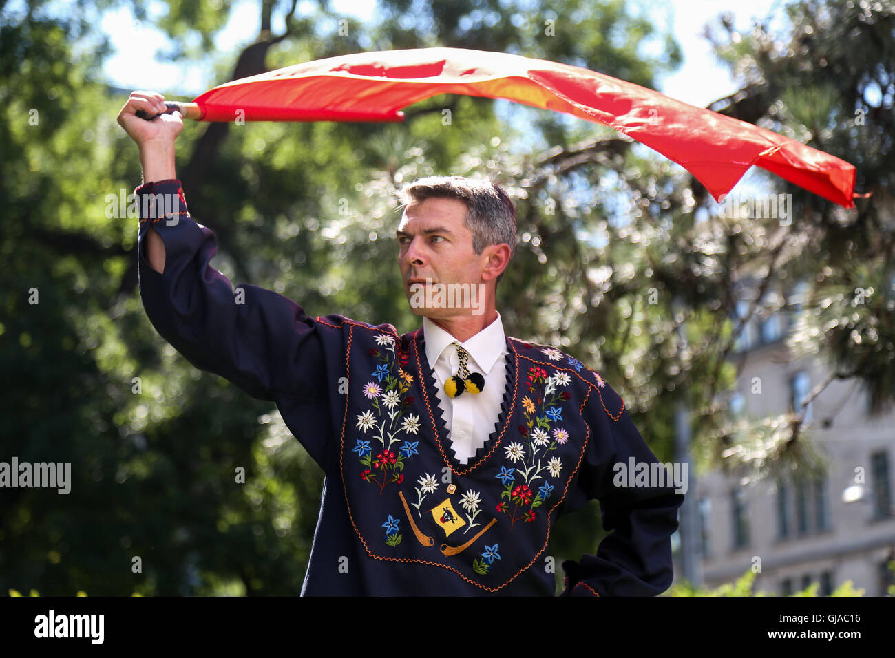 30.07.2016. Zürich, Switzland. Ein Fahnenschwinger führt im Stadtzentrum von Zürich in der Vorbereitung für Schweizer Nationalfeiertag. Stockfoto