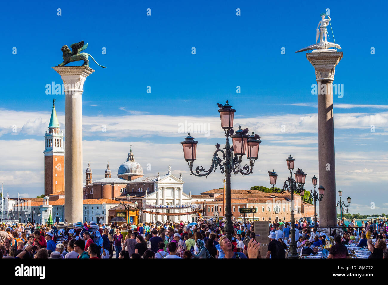 Spalten in der Piazzetta, mit der Insel San Giorgio Maggiore hinter, Venedig, Venetien, Italien. Stockfoto