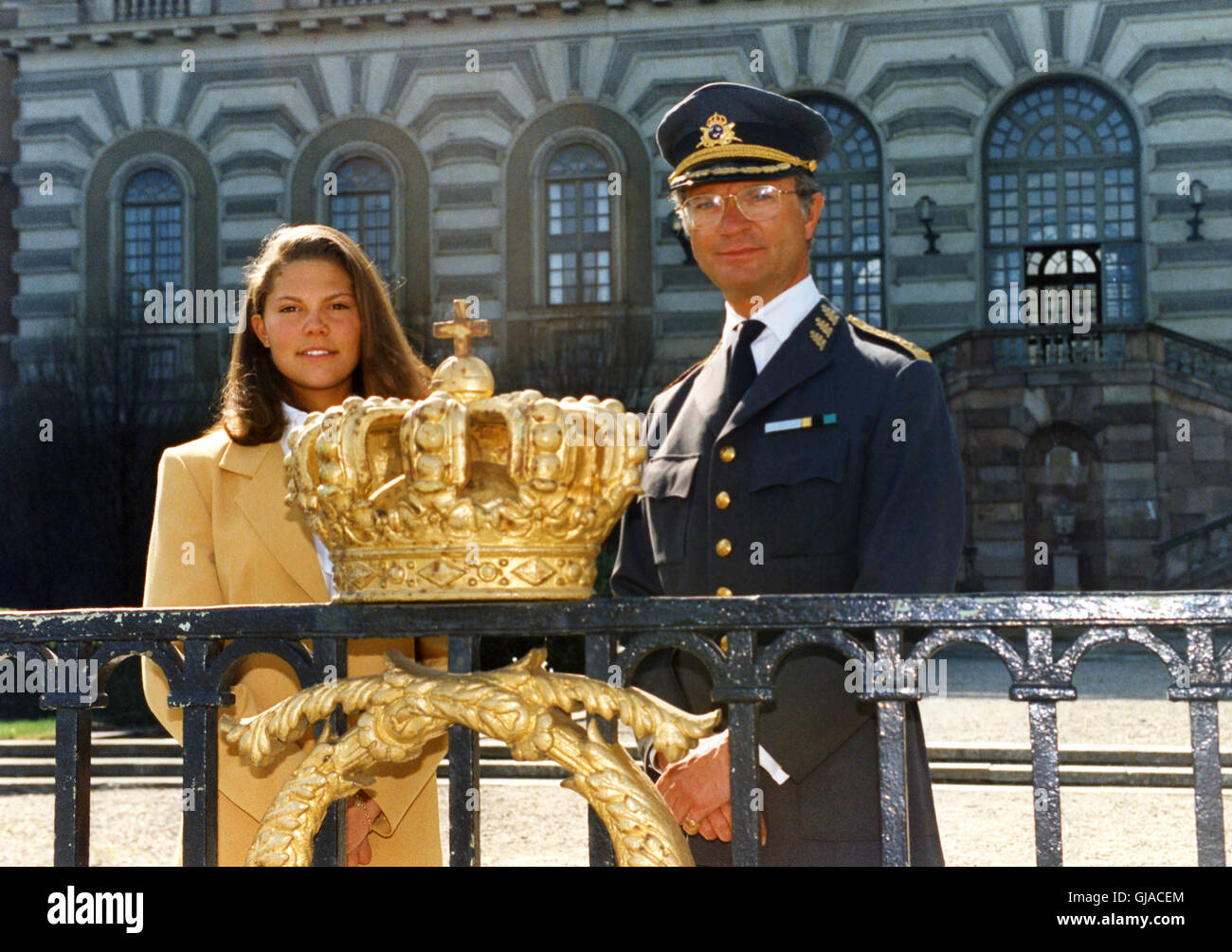 Der schwedische König CARL XVI GUSTAV und Kronprinzessin Victoria neben eine vergoldete Goldkrone im Royal Palace in The Kings Geburtstag Stockfoto