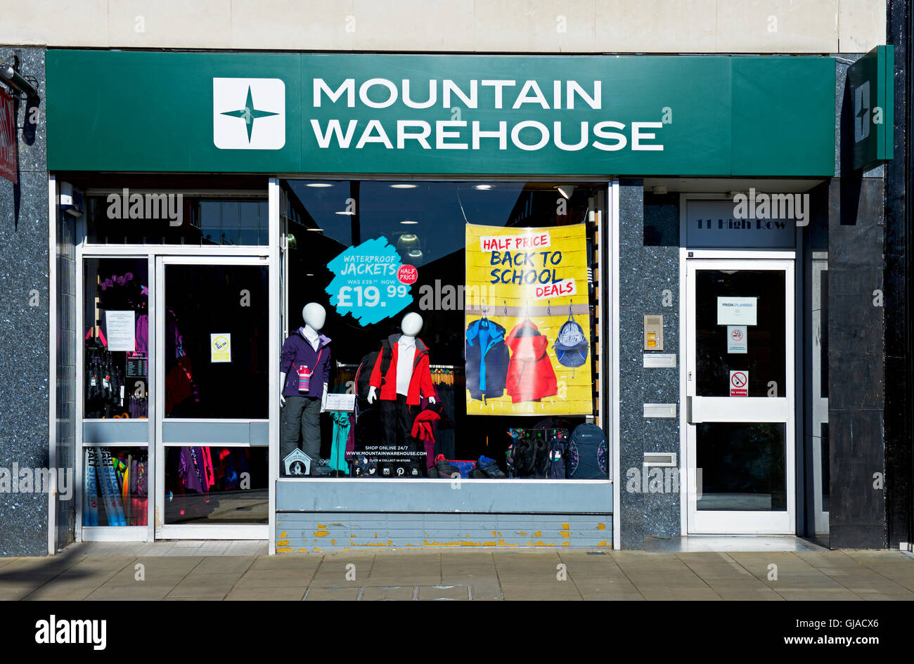 Zweig der Mountain Warehouse Outdoorladen, England UK Stockfoto