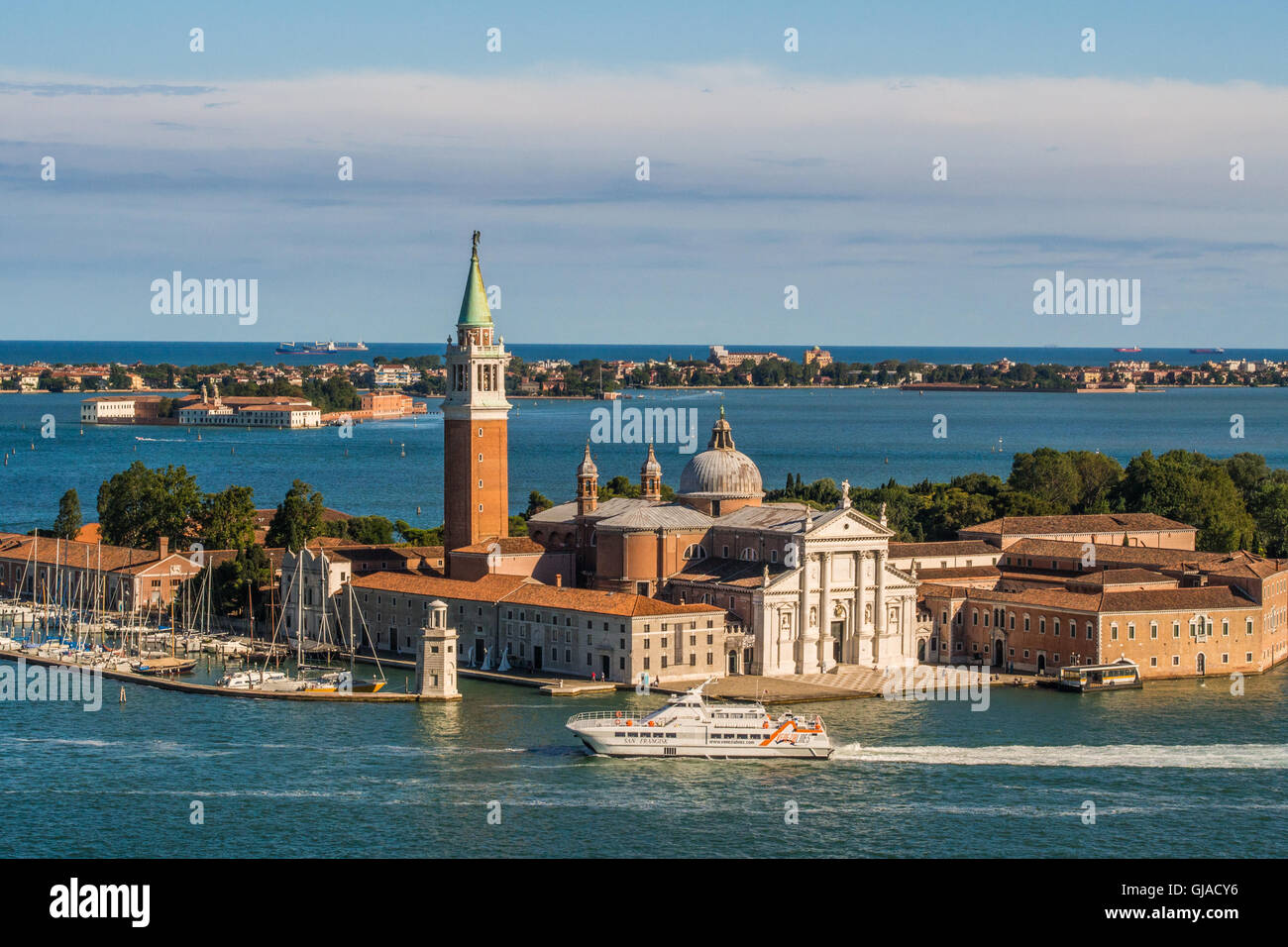 Blick auf den Giudecca Kanal in Richtung Insel San Giorgio Maggiore, Venedig, Venetien, Italien. Stockfoto