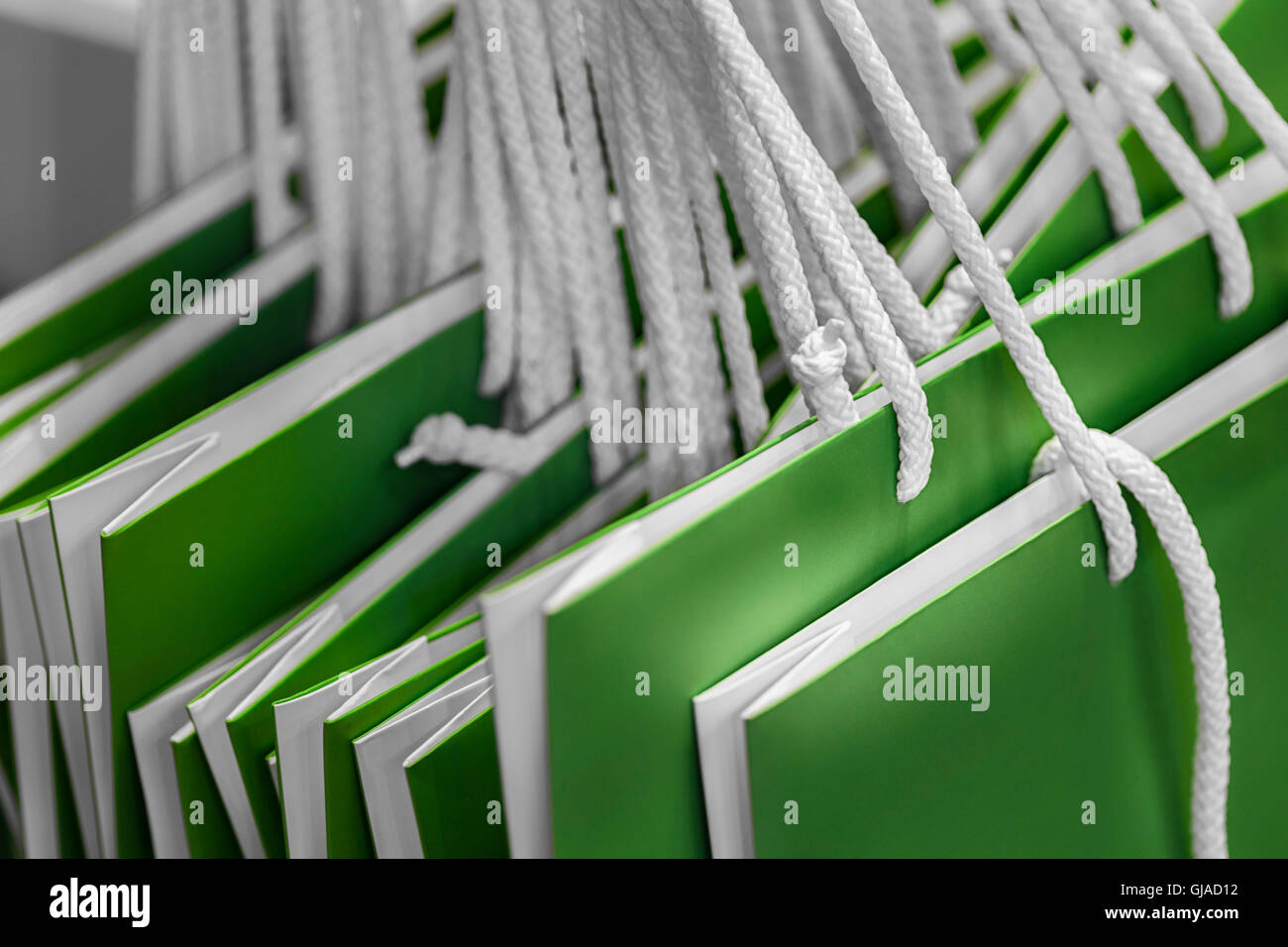 Grüne Tragetaschen aus Papier Stockfoto